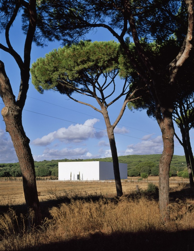 Entdecken Sie die ideale Location für Ihr nächstes Projekt: Die weiße Villa in Andalusien, umgeben von einem traumhaften Garten.